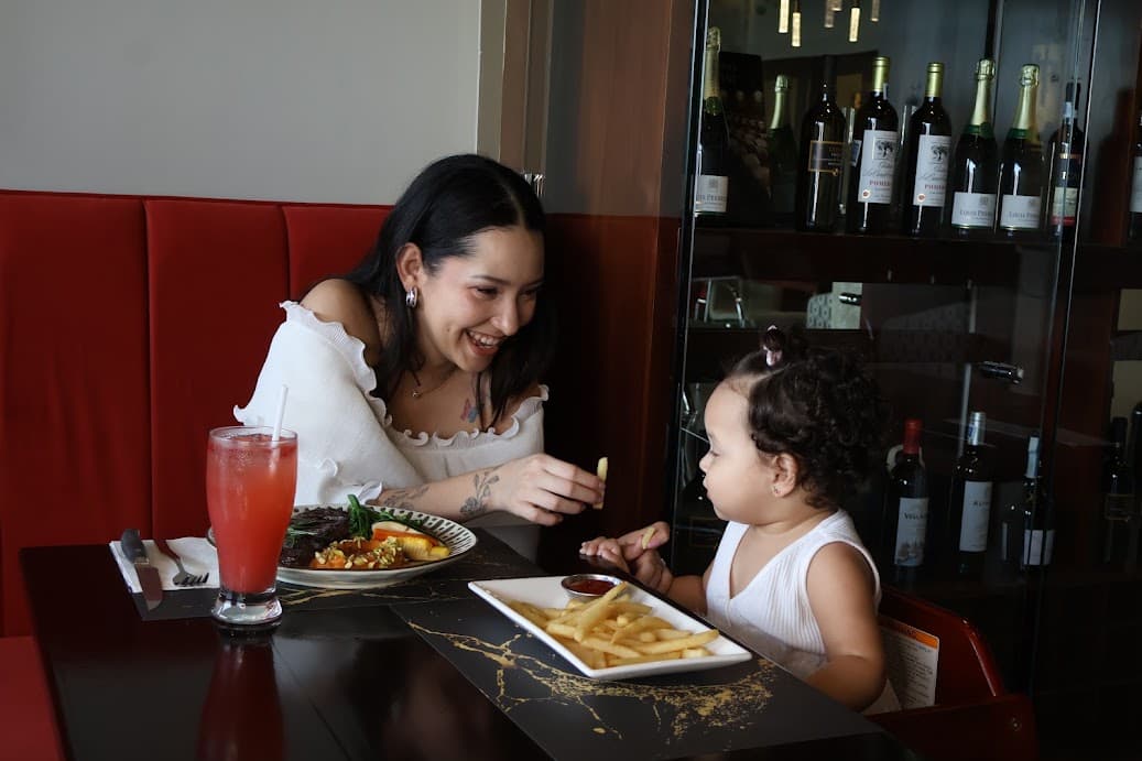 Mesa larga servida para una familia