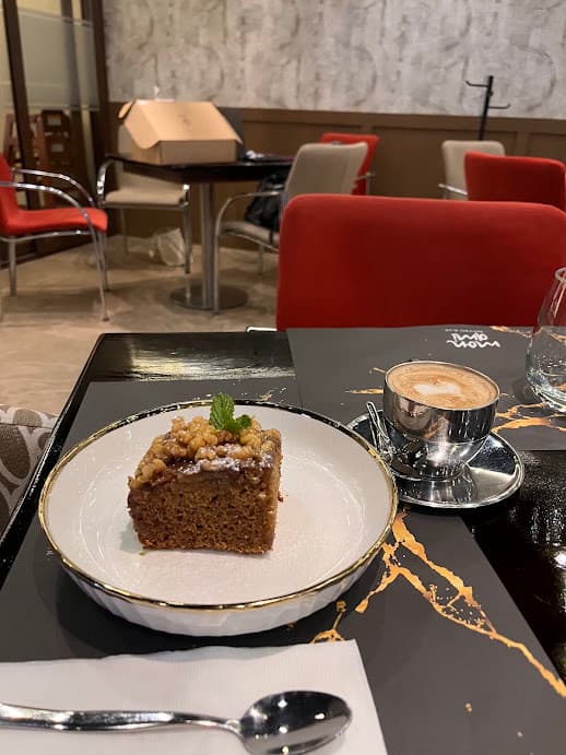 Postre con vela servido en la mesa