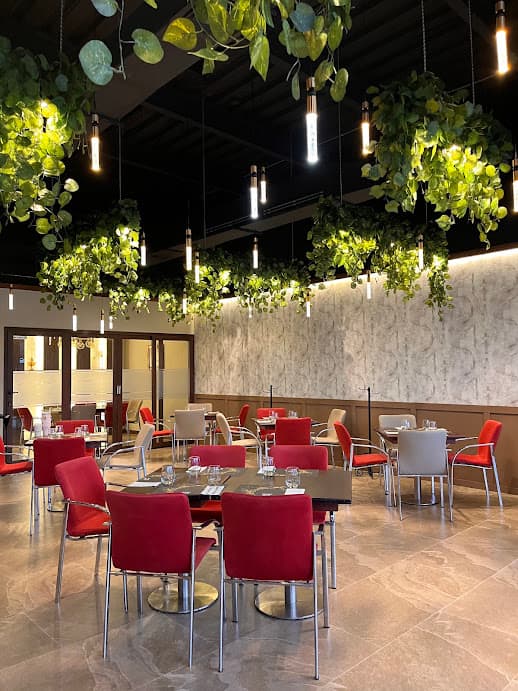 Salón de Mon Ami Bistro Bar en penumbra, con luz cálida sobre las mesas